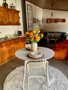 a table with a vase of flowers on it in a kitchen at Casa da Penalva in Santa Cruz do Lima