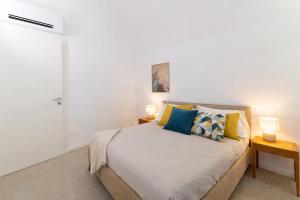 a bedroom with a bed with two lamps on two tables at Erbusco Charme Apartment in Erbusco