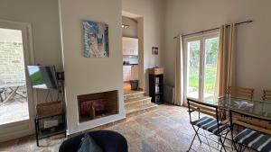 a living room with a fireplace and a television at Charmante petite maison à Corfou in Pelekas