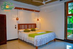a bedroom with a bed in a room at Thuru Airport Apartment in Seeduwa