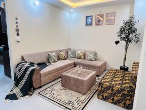 a living room with a couch and a table at Solskyhaus in Rishīkesh