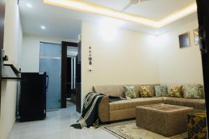 a living room with a couch and a table at Solskyhaus in Rishīkesh