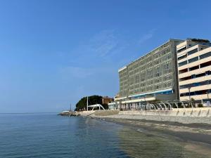 a building on the beach next to the water at Appartamento Zipser II in Grado