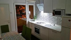 Kuchyňa alebo kuchynka v ubytovaní Apartmani Vedmar