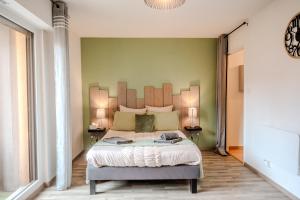 a bedroom with a large bed in a room at Ma Préférence - Studio Cozy - Parking Gratuit - Proche Commerces & Transports in Horbourg