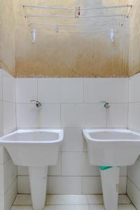 a bathroom with a white sink and a tub at Quartos privativos - São Domingos, Niterói in Niterói