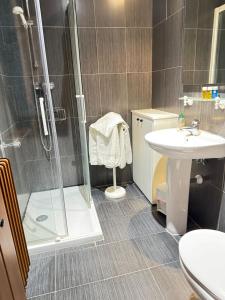a bathroom with a shower and a sink at Hotel Restaurante Sonsoles in Ávila