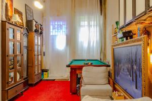 a living room with a pool table in it at Quartos privativos - São Domingos, Niterói in Niterói +4 photos