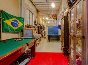 a room with a pool table and a flag at Quartos privativos - São Domingos, Niterói in Niterói