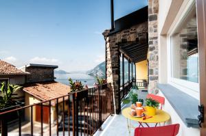 a balcony with a table and chairs and a view of the water at Arcangelo Case Vacanza in Sulzano