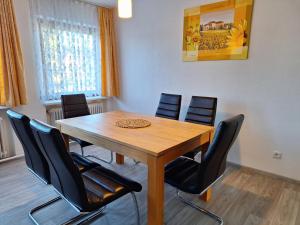 a conference room with a wooden table and chairs at Ferienwohnung Auguste in Munster