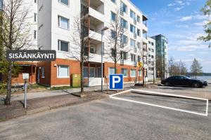 a street sign in front of a building with a parking lot at Lutakko Stay with Sauna, Parking & Self Check-in in Jyväskylä
