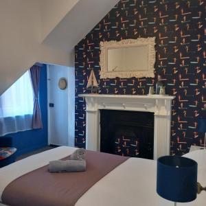 ein Schlafzimmer mit Kamin und darüber einem Spiegel in der Unterkunft Easkey Hostel in Sligo