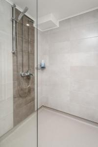 a shower with a glass door in a bathroom at Jääskän Loma, Kojolapark Luiska-hostelli in Voltti +10 photos