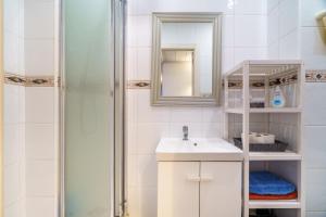 a bathroom with a sink and a shower at El Nido in Gavà +6 photos