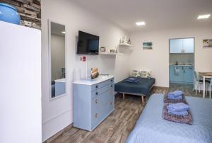 a small room with a bed and a desk at Mirabella apartman in Csopak