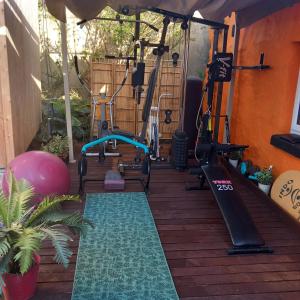 ein Fitnessstudio mit Trainingsgeräten auf einem Deck in der Unterkunft Easkey Hostel in Sligo