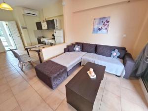 a living room with a couch and a table at Dalia Mare in Flogita
