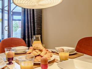 a table with a plate of food and orange juice at 2 Bed in Mablethorpe oc-80703 in Sutton on Sea +9 photos