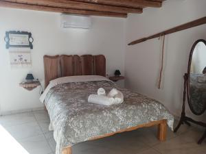 ein Bett mit einem Teddybären darauf in der Unterkunft Thea Kapsali in Kapsálion