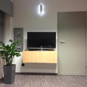 a flat screen tv sitting on top of a entertainment center at Apartament Nad Galerią in Stargard