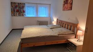 a bed in a bedroom with two lamps and a window at Ferienwohnung Auguste in Munster