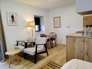 a kitchen and living room with a table and chairs at Alojamiento piñeiro arans in Oroso