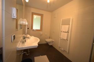 a bathroom with a sink and a toilet at Residence Rosengarten - Alpenglühen zum Anfassen, inklusive Guestpass in Tires