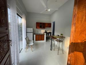 a kitchen with a table and chairs in a room at Apartamento minimalista con balcón in Fernando de la Mora