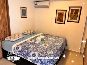 a room with two beds in a room at Studio Diamante no CENTRO com piscina, academia e opção de vaga privativa in Juiz de Fora
