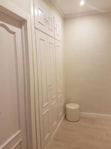 a white closet with a door and a stool at Apartamento GranVía4 Parking free in Granada