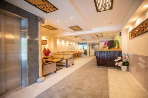 a lobby of a hospital with a waiting room at Hotel 向日葵 in Osaka