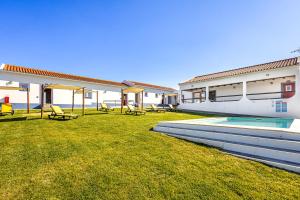 a yard with a swimming pool and some buildings at Quinta do Grande Lago in Reguengos de Monsaraz