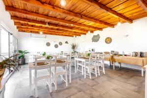 a restaurant with wooden ceilings and tables and chairs at Quinta do Grande Lago in Reguengos de Monsaraz