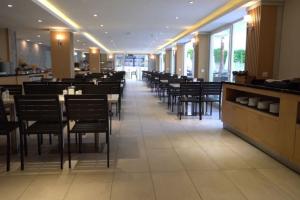 a dining room with tables and chairs in a restaurant at Elit Life Otel - All Inclusive in Kemer