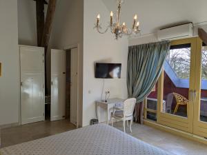a bedroom with a bed and a table and a chandelier at Boutique Hotel Westerlee in Westerlee