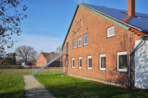 a brick building with solar panels on the side of it at Gemeinschaftswohnung mit privaten Zimmern in Diepholz
