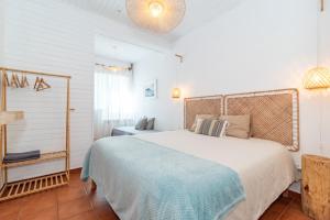 a bedroom with a large bed in a room at Ticket2Surf in Palheiros da Tocha