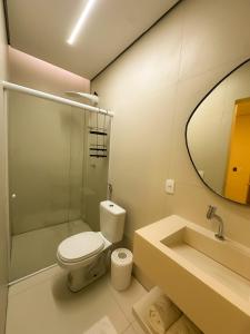 ein Badezimmer mit Toilette, Dusche und Waschbecken in der Unterkunft TERESINA HOTEL in Teresina