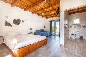 a bedroom with a large bed and a bathroom at Quinta do Grande Lago in Reguengos de Monsaraz
