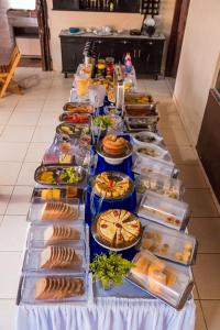 a long table with many trays of food on it at Requinte Hotel in Altamira