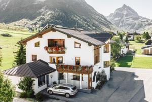 a house with a car parked in front of it at Apart Zimalis in Galtür