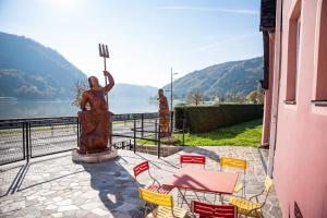 a statue of a woman with a cross and chairs at Wohnen bei Schörgi in Grein