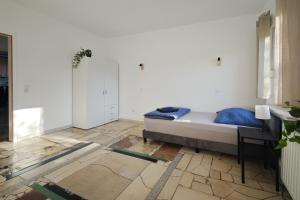 a bedroom with a bed in a room at Apartment 1 in Diepholz