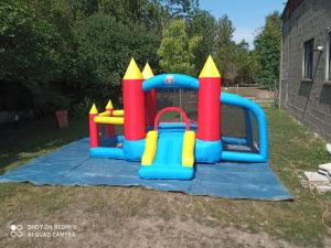 a play set on a blanket in a yard at Les Chardonnerets in Villemandeur