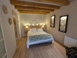 a bedroom with a bed in a room at Les Chardonnerets in Villemandeur