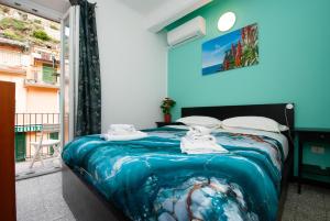 a bed with towels on it in a room at Casa Di Mezzo by Arbaspàa in Manarola