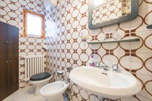 A bathroom at Appartamento Ciliegio Le Regine