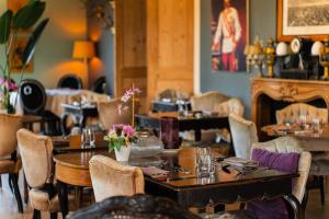 ein Restaurant mit Tischen, Stühlen und einem Kamin in der Unterkunft Hôtel Le Mercator in Vendôme
