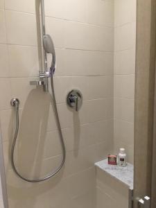 eine Dusche mit Duschkopf im Bad in der Unterkunft La casina al Bargino in Bargino